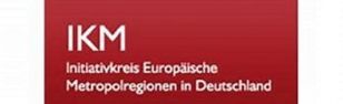 Logo der IKM. Auf Rotem Grund steht in weiß geschrieben: "IKM, Initiativkreis Europäische Metropolregion in Deutschland"