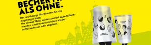 Auf gelben Grund ist die Skyline von Augsburg in Grün dargestellt, davor laufen zwei Exemplare des Augsburger Bechers (Mehrwegplastikbecher) auf schwarzen Commicfüßen. Daneben stehen Infomationen zum Becher.