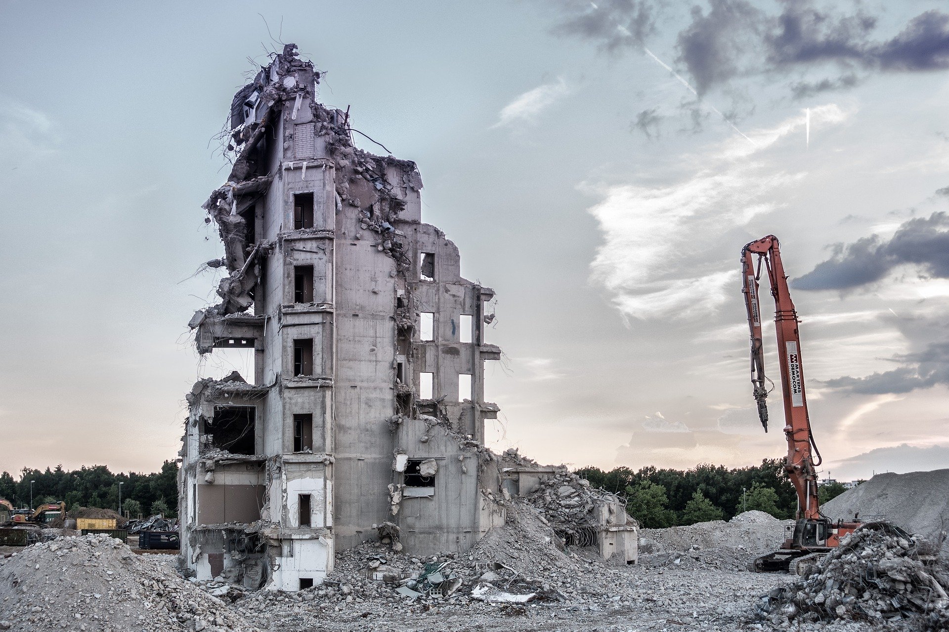 INTEGRAL: Selective deconstruction of a building © photomat / Pixabay